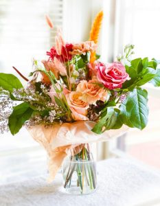 Bouquet de fleurs d'été fraîches dans un vase, boutique Jour de Roses